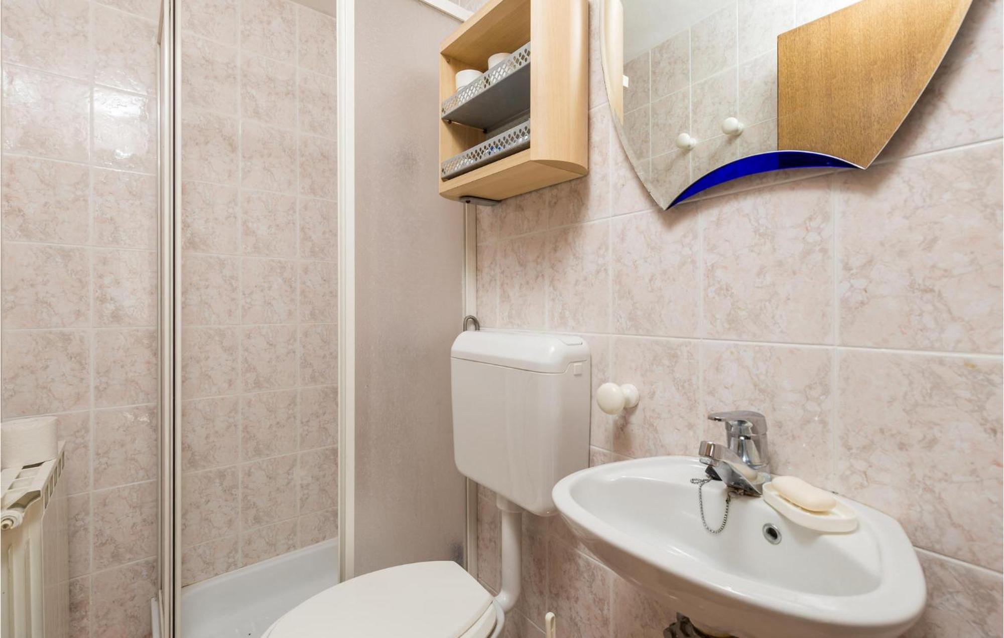 Lovely Apartment In Veli Losinj With Kitchen Luaran gambar