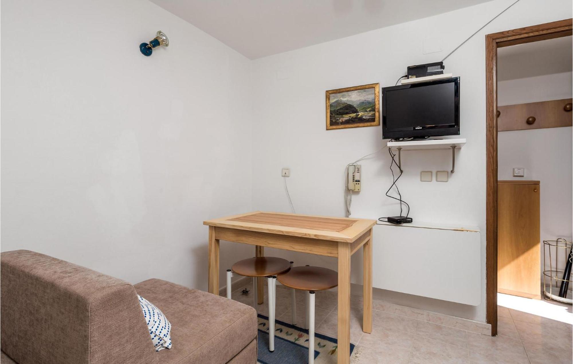 Lovely Apartment In Veli Losinj With Kitchen Luaran gambar