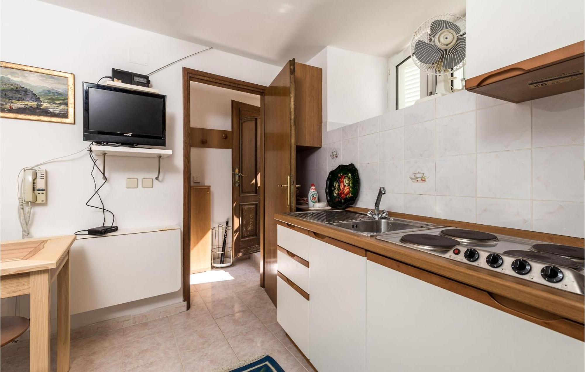 Lovely Apartment In Veli Losinj With Kitchen Luaran gambar