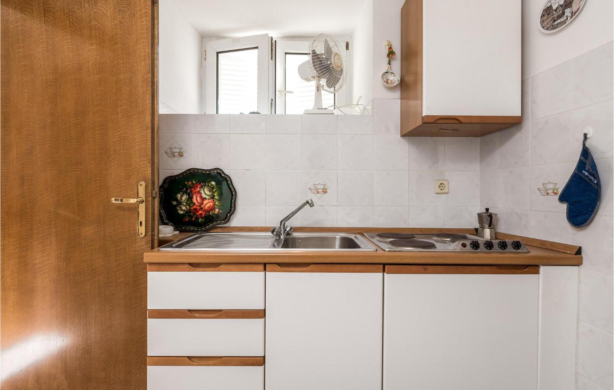 Lovely Apartment In Veli Losinj With Kitchen Luaran gambar