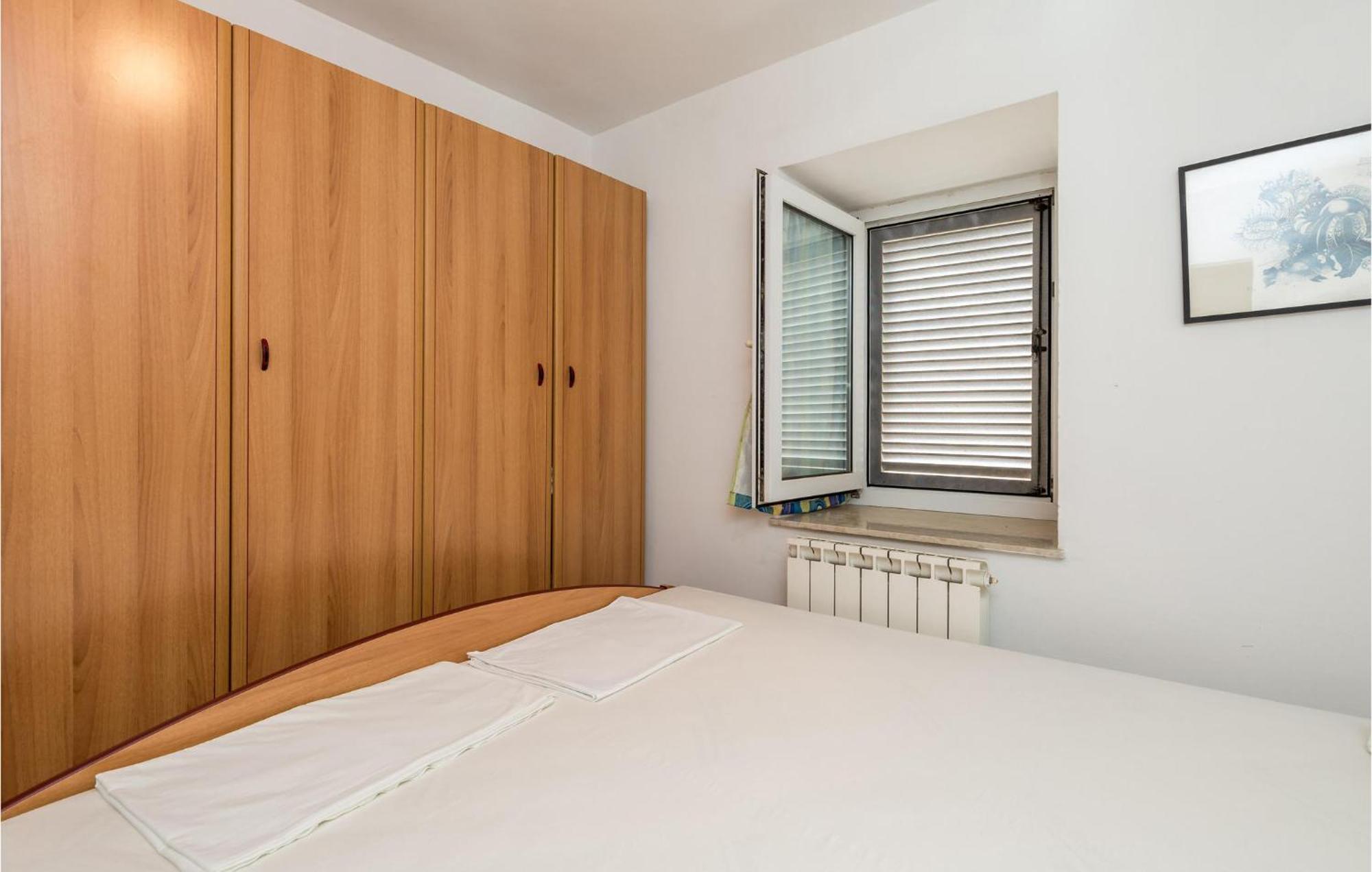 Lovely Apartment In Veli Losinj With Kitchen Luaran gambar