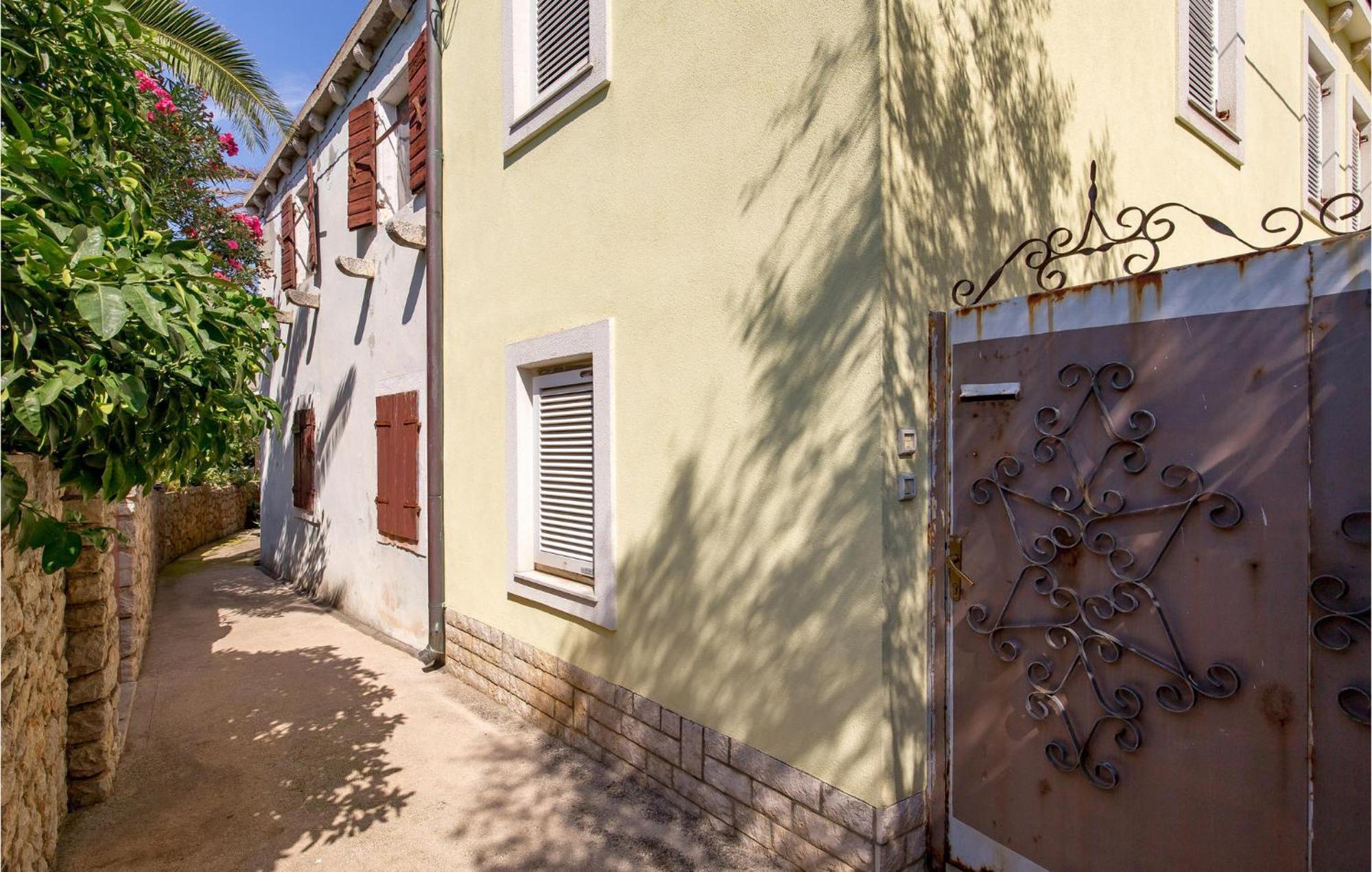 Lovely Apartment In Veli Losinj With Kitchen Luaran gambar