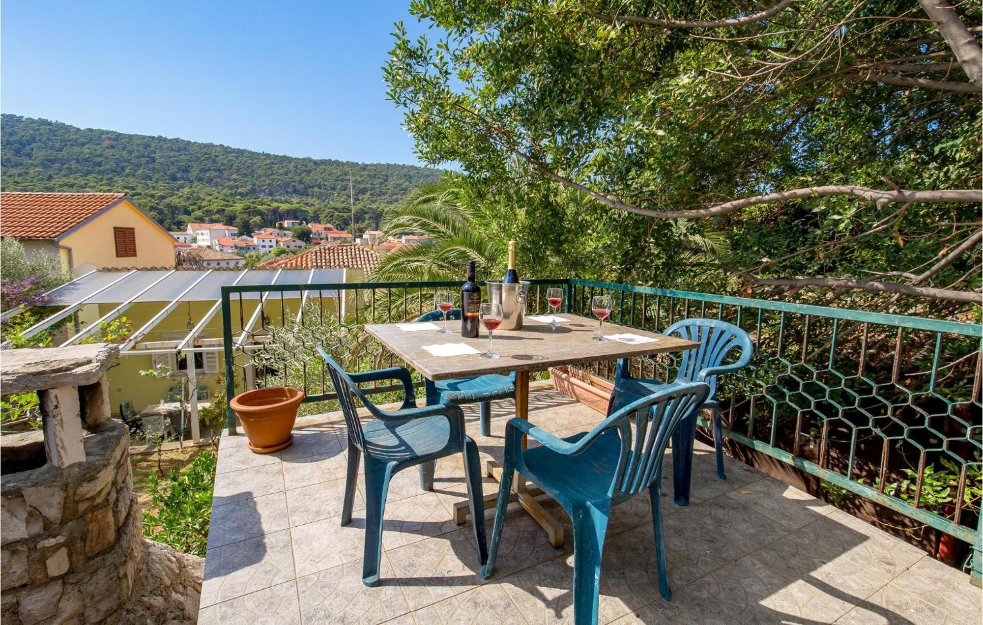 Lovely Apartment In Veli Losinj With Kitchen Luaran gambar