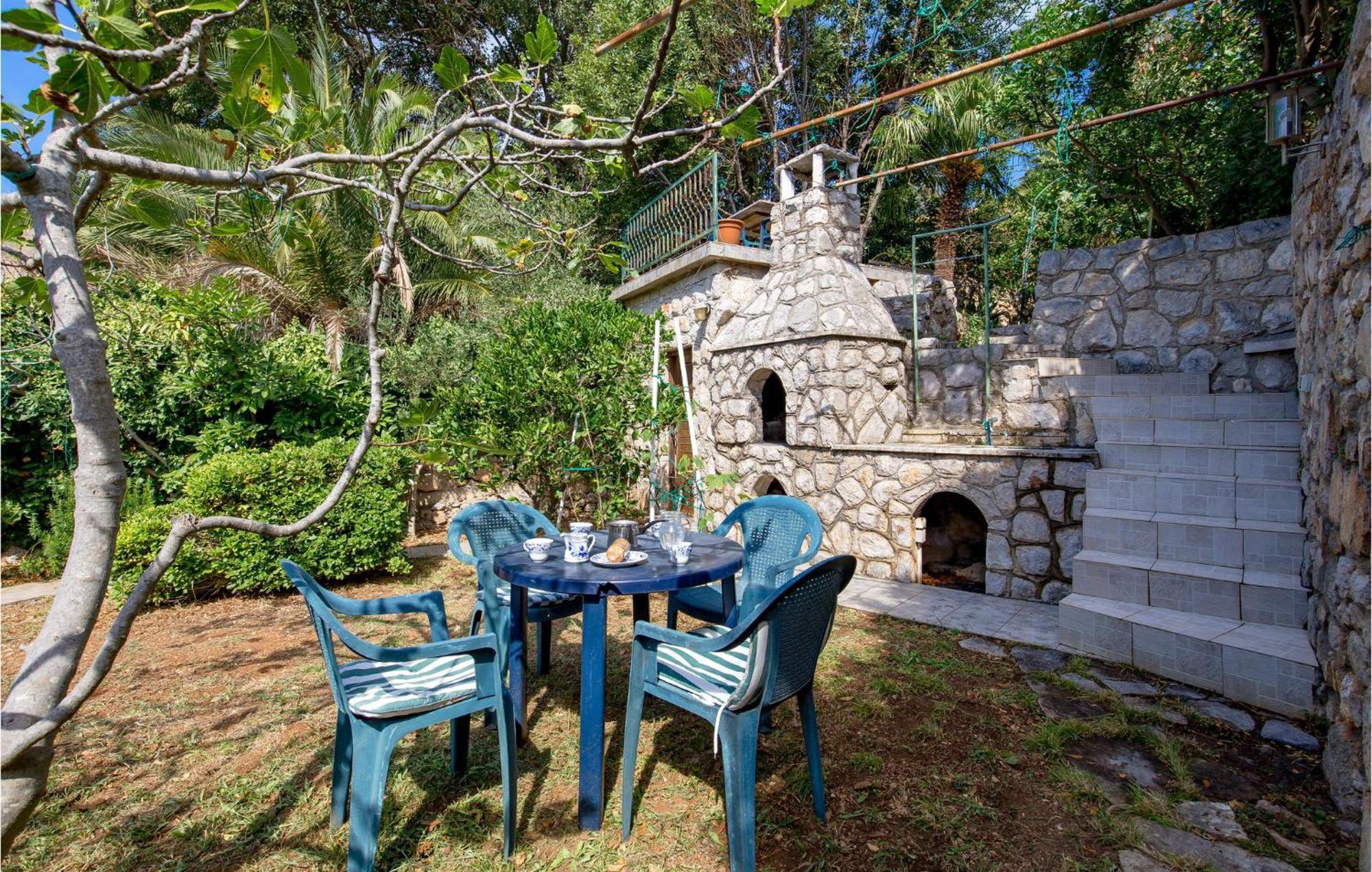 Lovely Apartment In Veli Losinj With Kitchen Luaran gambar