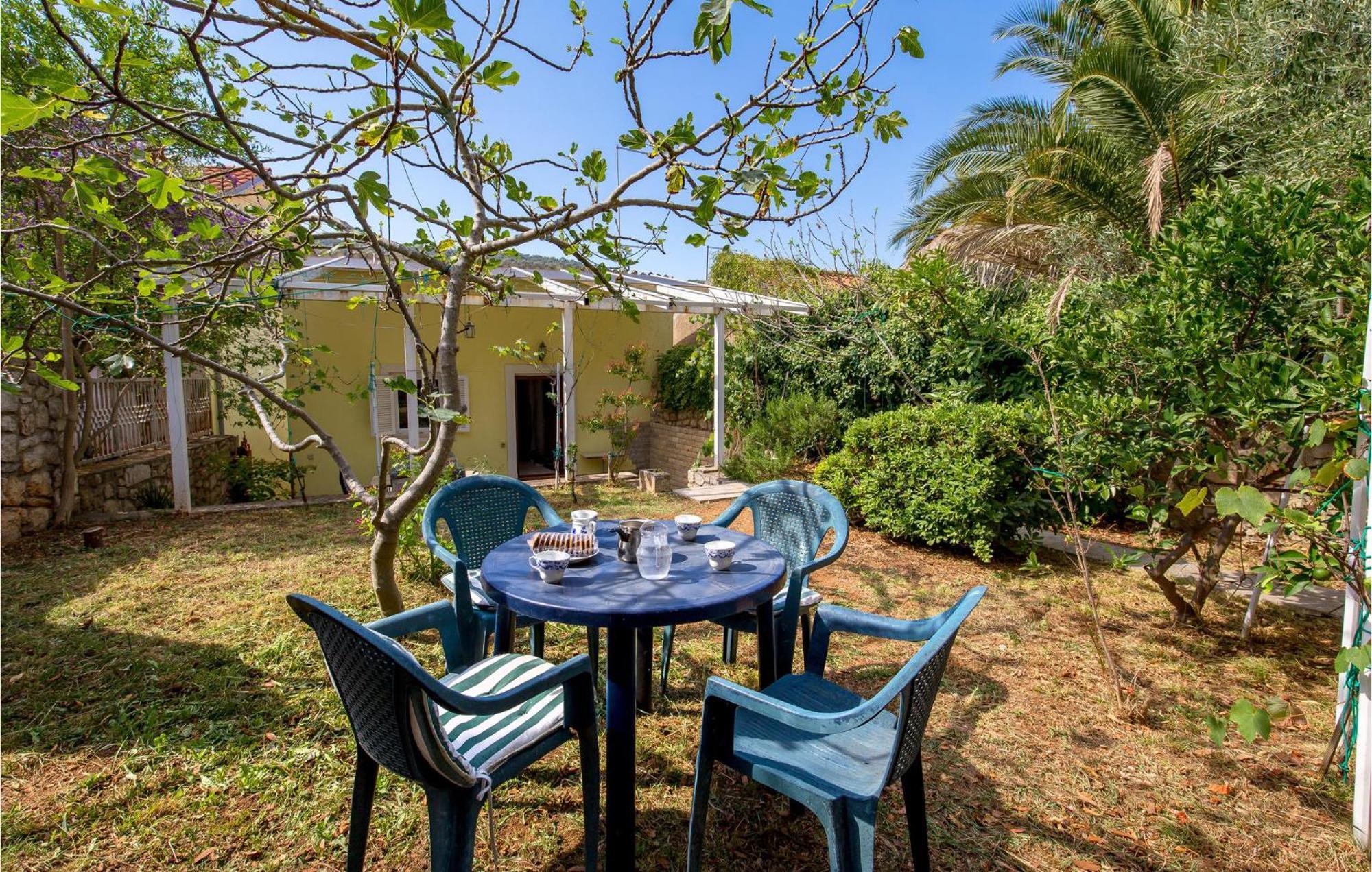 Lovely Apartment In Veli Losinj With Kitchen Luaran gambar