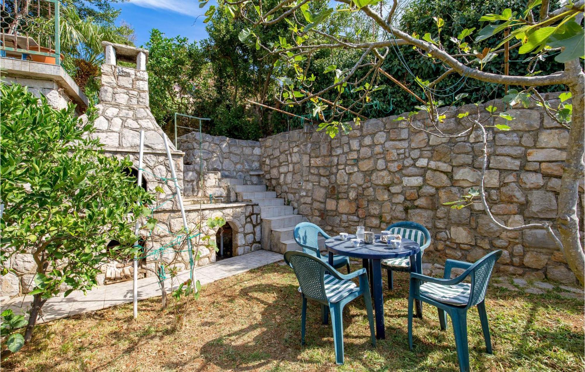 Lovely Apartment In Veli Losinj With Kitchen Luaran gambar